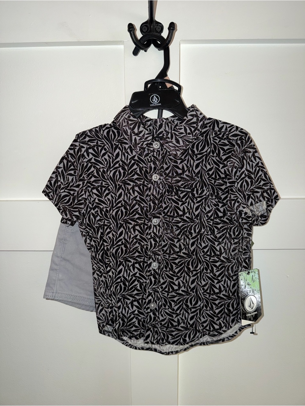 Volcom Black Leaf-Pattern Short Sleeve Shirt and Shorts Set